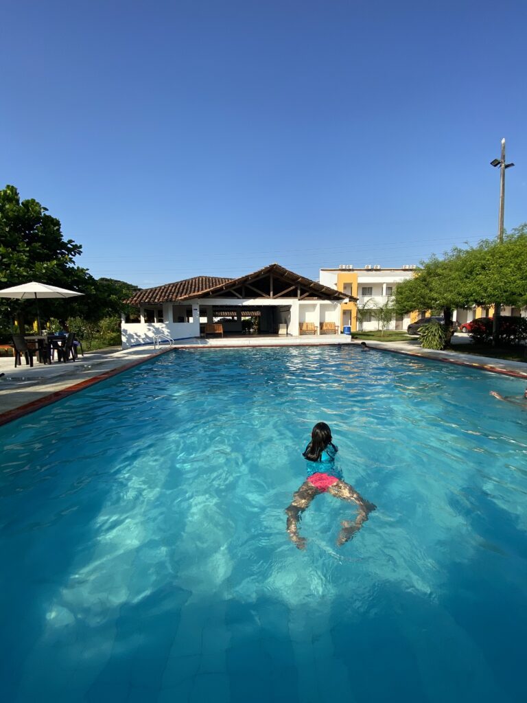 Piscina principal en la mañana