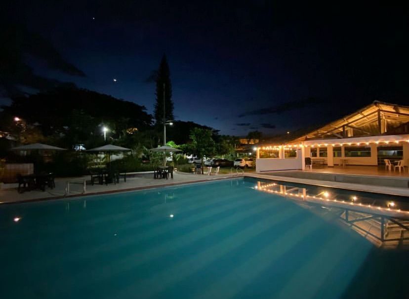 Piscina en la noche